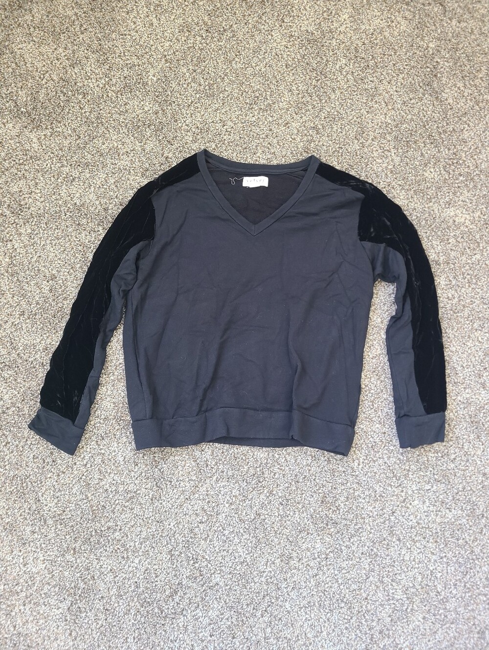 Velvet by Graham & Spencer V-neck pullover sweatshirt Size XS